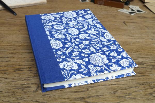 Notizbuch, stabiler Einband blau mit weißen Blumen, blauer Leinenrücken